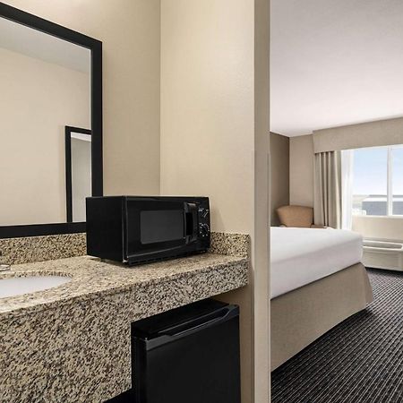 Baymont By Wyndham Rawlins Hotel Exterior photo