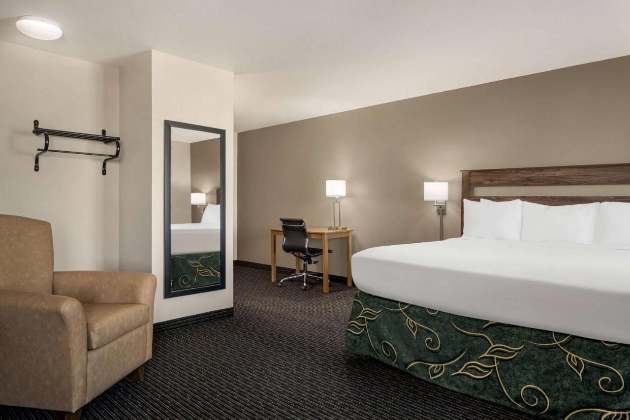 Baymont By Wyndham Rawlins Hotel Exterior photo