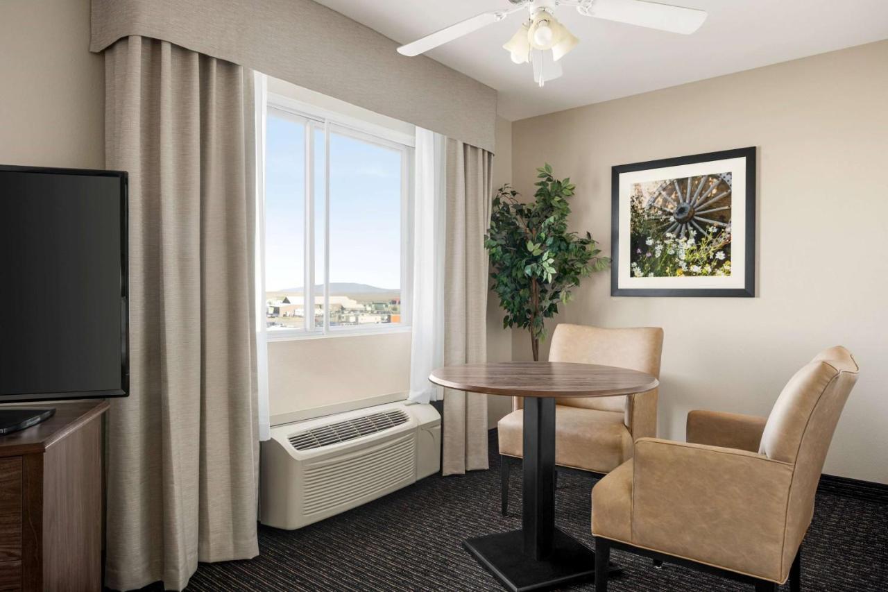 Baymont By Wyndham Rawlins Hotel Exterior photo