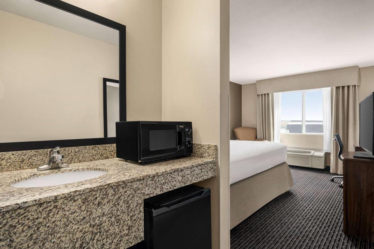 Baymont By Wyndham Rawlins Hotel Exterior photo