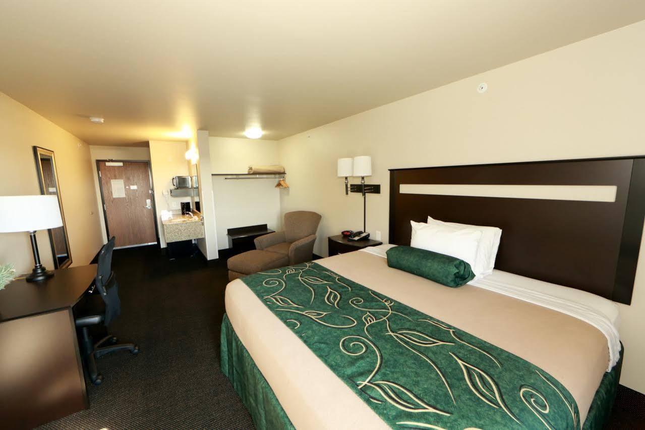 Baymont By Wyndham Rawlins Hotel Exterior photo